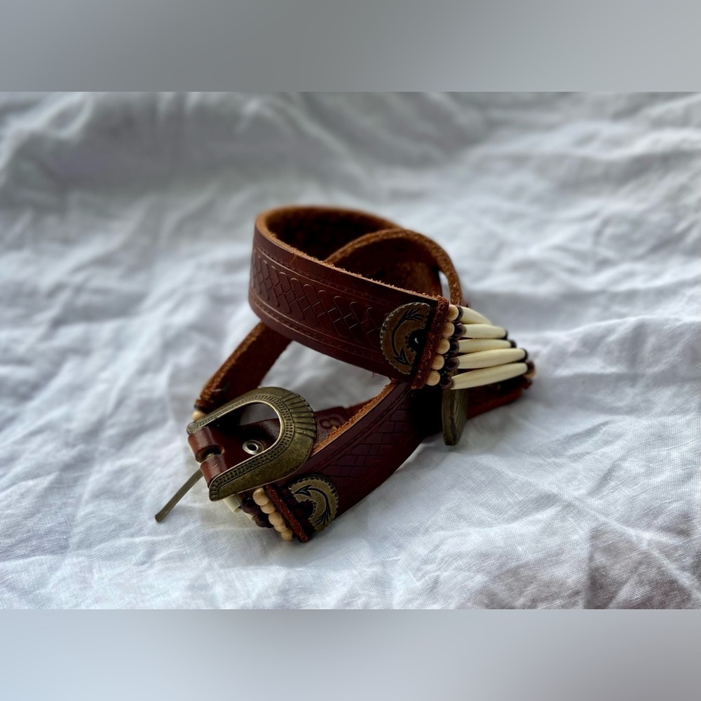 Womenās VINTAGEā BOHO brown leather belt with brass buckle size 28 - Picture 16 of 16